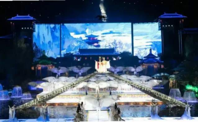 如何打造82,500座位全天候沉浸式观赛体验？